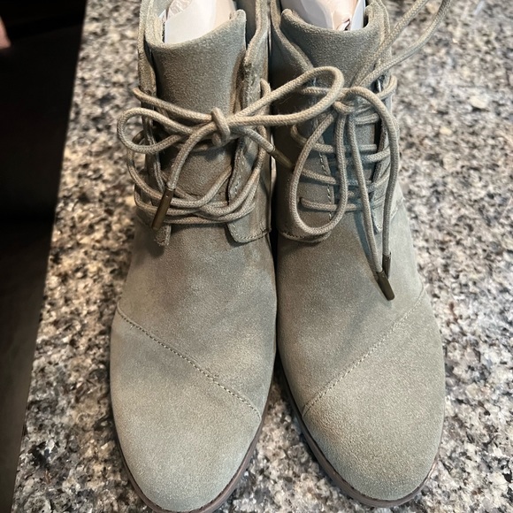 NWT Tom’s Hyde Vetiver Grey Suede boots. - Picture 4 of 4